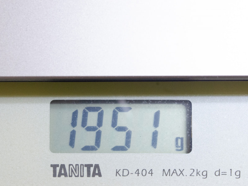 重量は実測で1,951g。2kgを少し切る