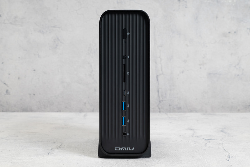 本体正面に電源ボタン、動作モード切替ボタン、SDカードスロット、USB4、USB 3.2 Gen 2 2基、音声出力を備える。動作モード切替ボタンはパフォーマンスモードとサイレントモードを切り替えられる