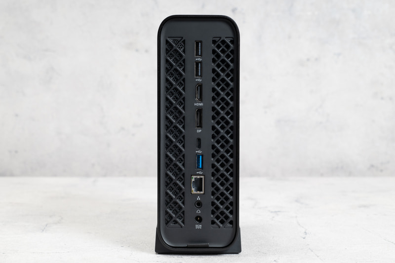 本体背面にUSB 2.0 2基、HDMI、DisplayPort、USB4、USB 3.2 Gen 2、2.5GbE、音声出力、電源端子を備える