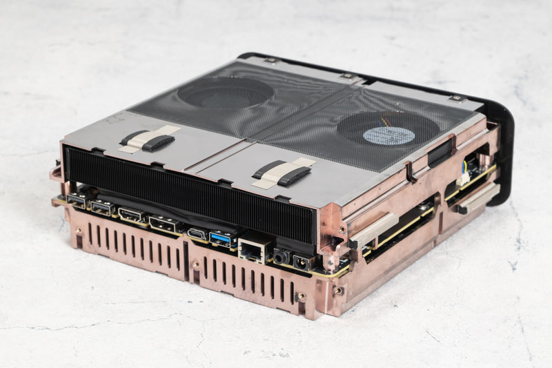 ミニPC内部は大半を冷却機構が占める