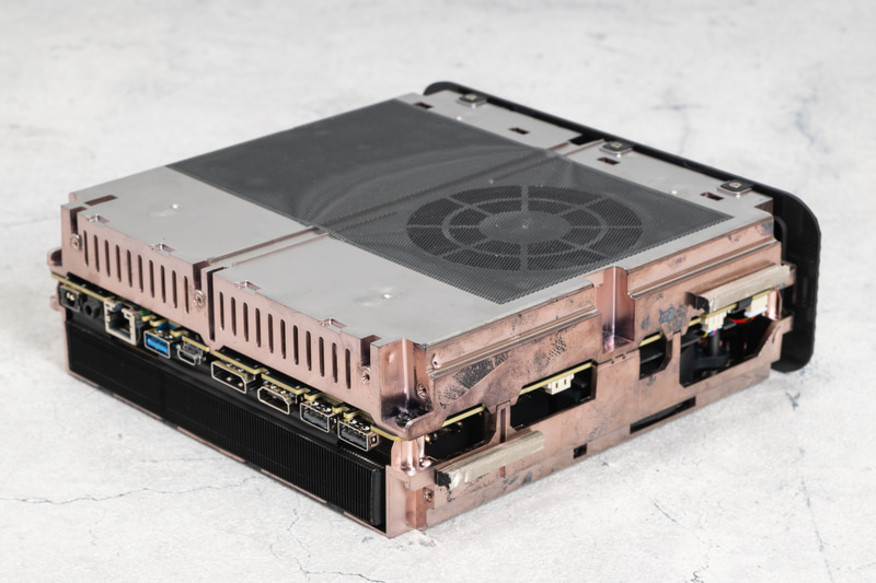 ミニPC内部は大半を冷却機構が占める