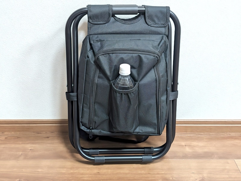 チェアをたたんだ状態で正面から見たところ。チェアは外部に露出したままとなる