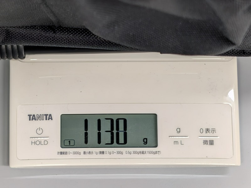 重量は実測1,100g台。一般的なリュックより構造が簡略化されているぶん意外と軽量