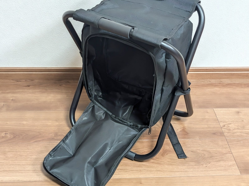 荷物の収納は正面から行なう。ファスナーは片開きなので毎回このように大きく開かざるを得ない