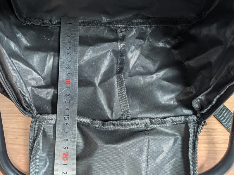 奥行きは15cm弱ある。容積もそこそこ大きい