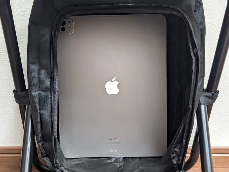 13インチiPad Pro(215.5×281.6mm)を傾けずに入れられる。ただし保護ケースに入れた状態で収納する場合は対応サイズはもうひとまわり小さくなる