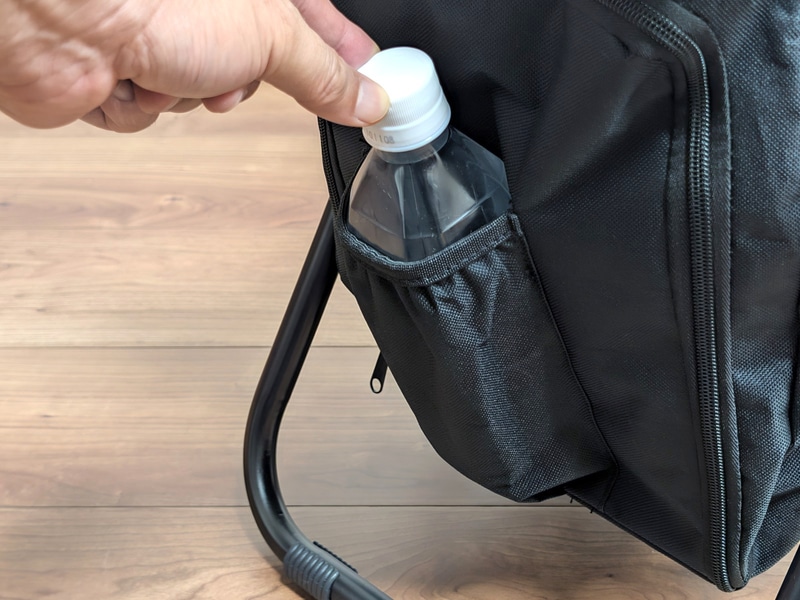 ペットボトルホルダーも装備。折りたたみ傘なども入れられそうだ