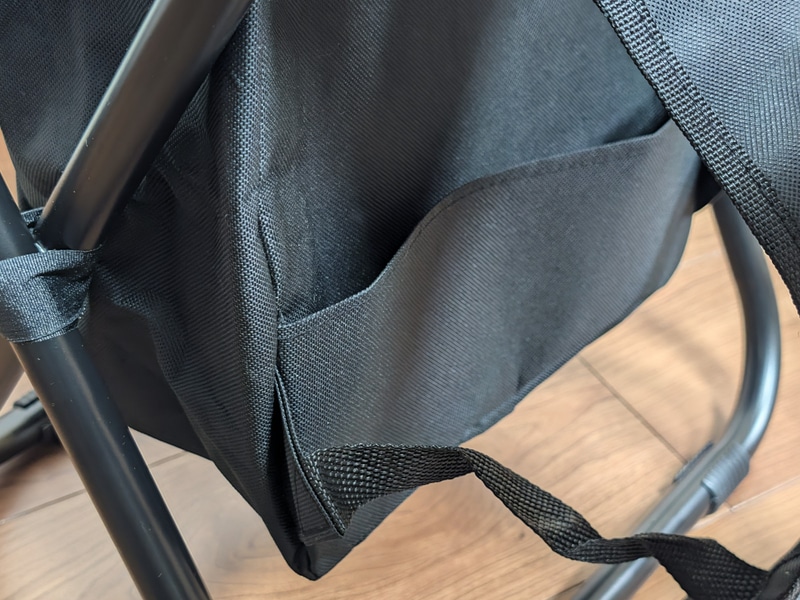 背面下部には浅いポケットがあるが、口は常時開いたままで使いどころが難しい