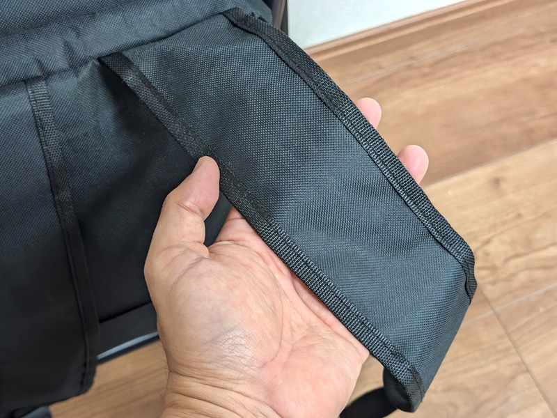 ショルダーベルトは横幅こそ広いがクッション性はまったくない