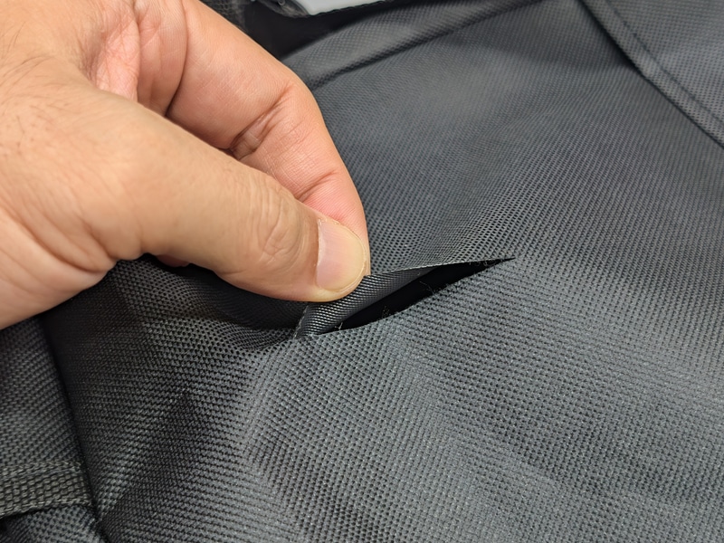 カッターで切った断面。厚みがまったくないことが分かる