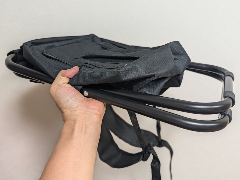 荷物を入れずにチェアをたたんだところ。見るからにペラペラで耐衝撃性は皆無なので、ガジェット類を裸のまま入れるのは自殺行為だ