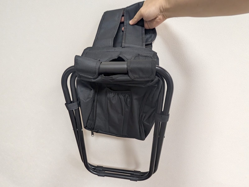 バッグとチェア部は上部と側面でしか連結されていないので、バッグが空の状態で持ち上げると上に寄ってしまう