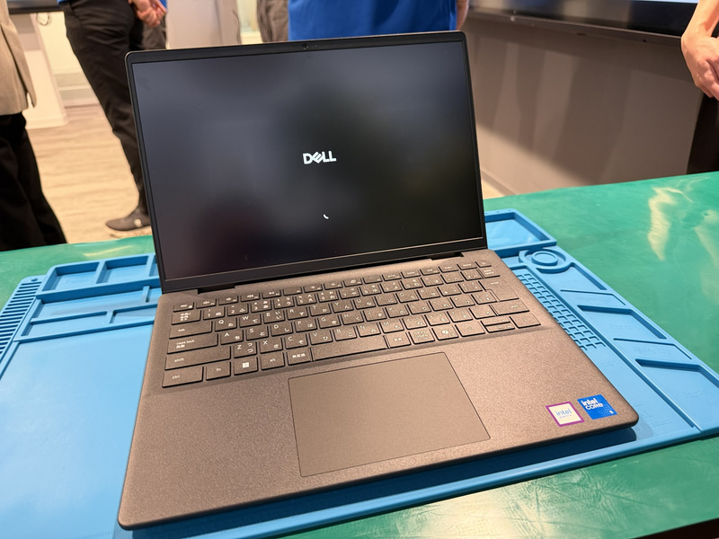 全員のパソコンが起動し、「DELL」のロゴマークが表示