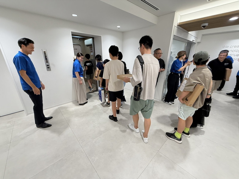 林田センター長(左)もエレベーター前で見送った