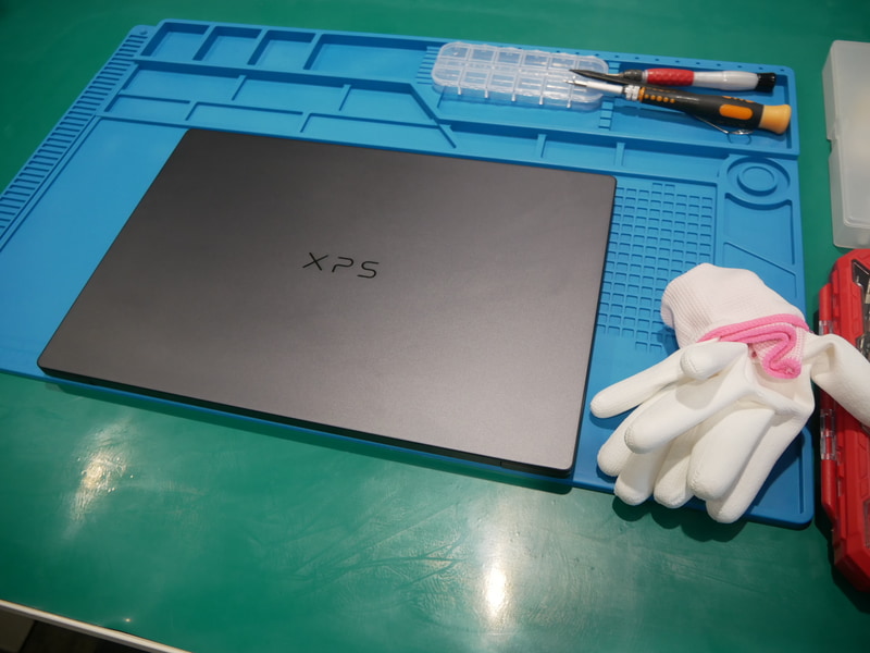 USB Type-Cコネクタモジュールの交換作業を行なうDell XPS