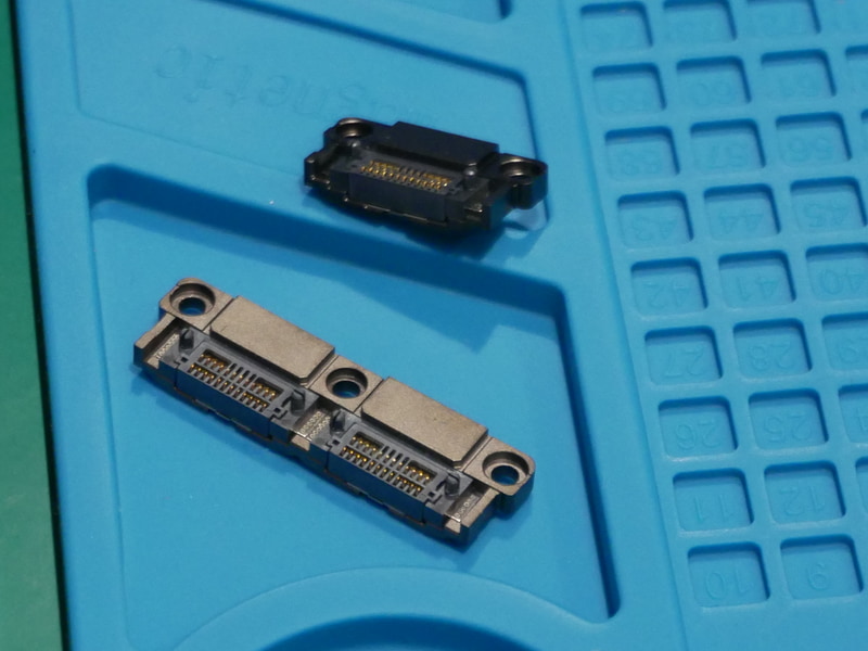 本体から取り外した2種類のUSB Type-Cコネクタモジュール