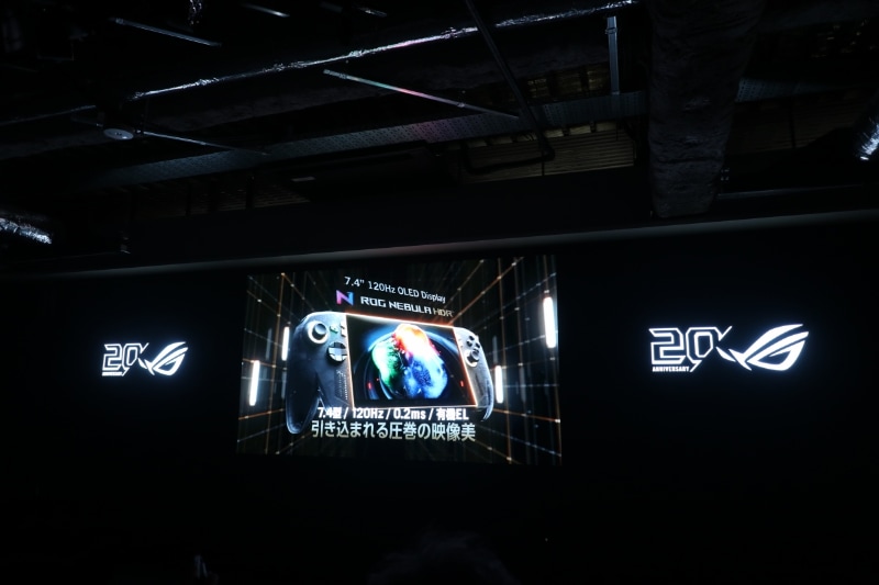 ディスプレイが7.4型に大型化