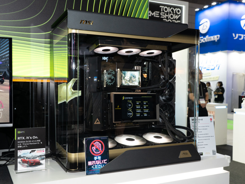 MSI製パーツで組んだデスクトップPC。ケースの存在感もさることながら情報表示LCDやパーツカラーの統一感も印象的