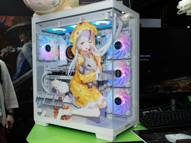 Arkhiveのコラボモデルでは、自社キャラクターの神鷹凛をデザイン