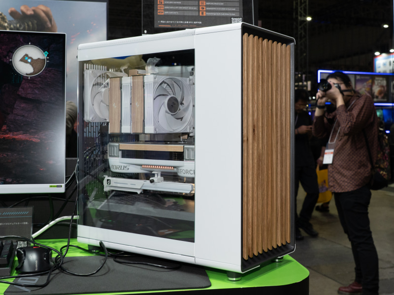 REFT Computerのコラボモデル。ケースにFractal DesignのNorthを採用