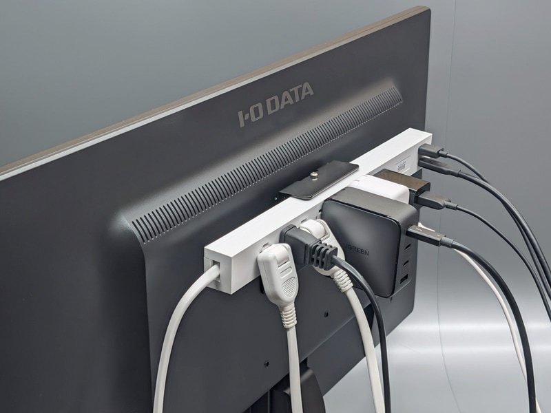 長尾製作所の「NB-PTAP-VESA」を用い、電源タップをモニターに取り付けたところ。実売価格は2,482円