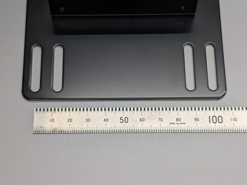 VESAマウント穴は75mmと100mmの両方に対応する