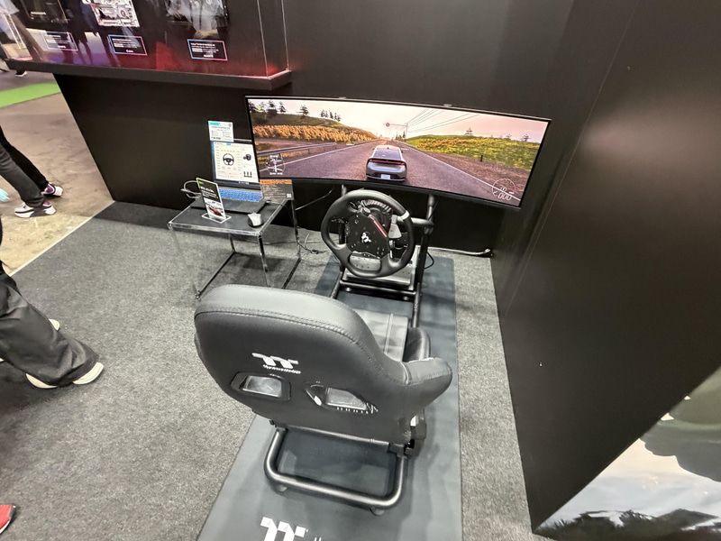 レーシングゲーム体験コーナーもある