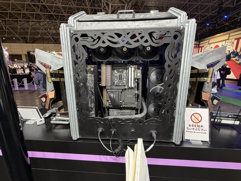 オーストラリアのクリエイターがGIGABYTEのパーツで作成したMOD PCも展示されている。これも一見の価値アリ