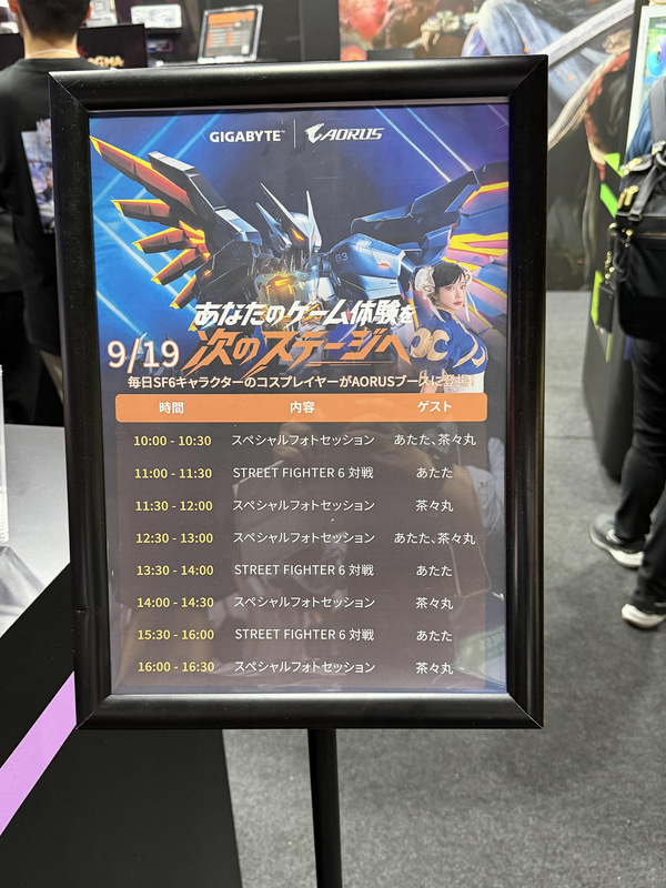 毎日、ストリートファイター6のキャラクターのコスプレイヤーの写真撮影や対戦のイベントが用意されている