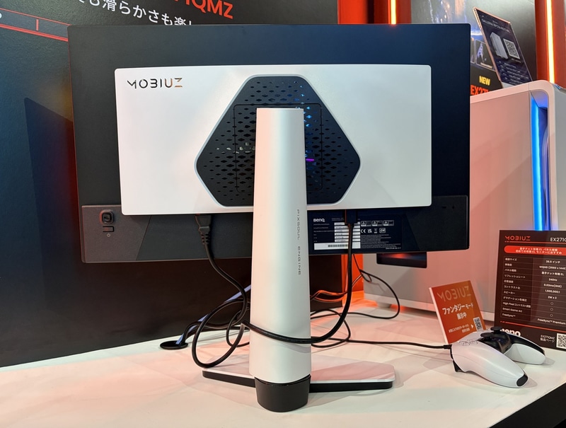 安定感のあるスタンドを装備。ゲーミングモニターながら2W×2のステレオスピーカーを内蔵。電源は内蔵されており、ACアダプタなしにスマートに設置できる