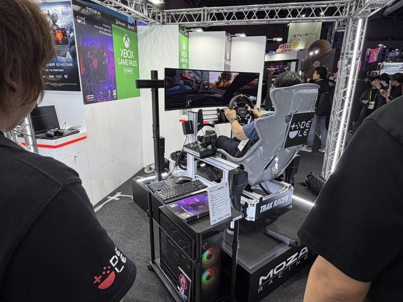 レーシングゲームの体験コーナー