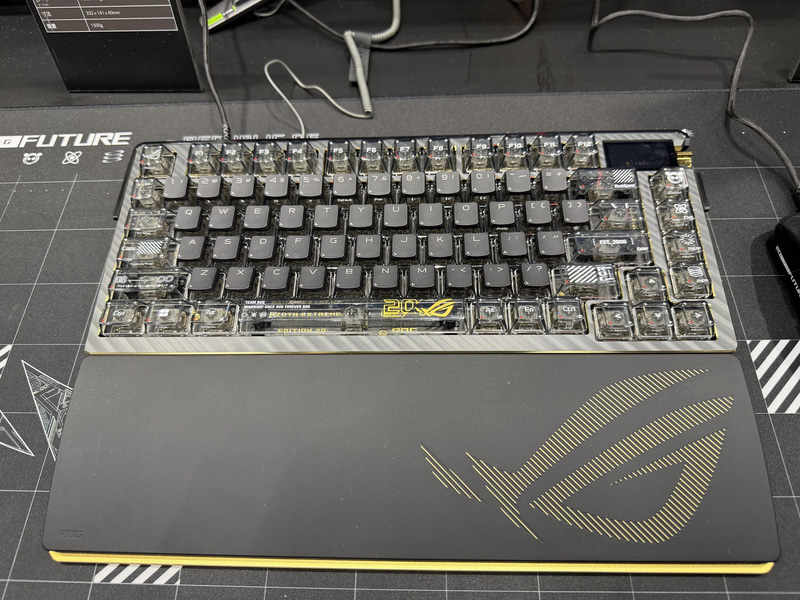 ROG 20周年記念のキーボード「ROG Azoth Extreme Edition 20」