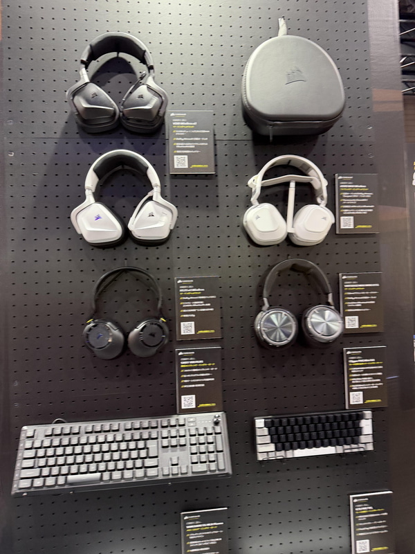 ゲーミングキーボード、ゲーミングマウス、ヘッドセットがメインに展示されている