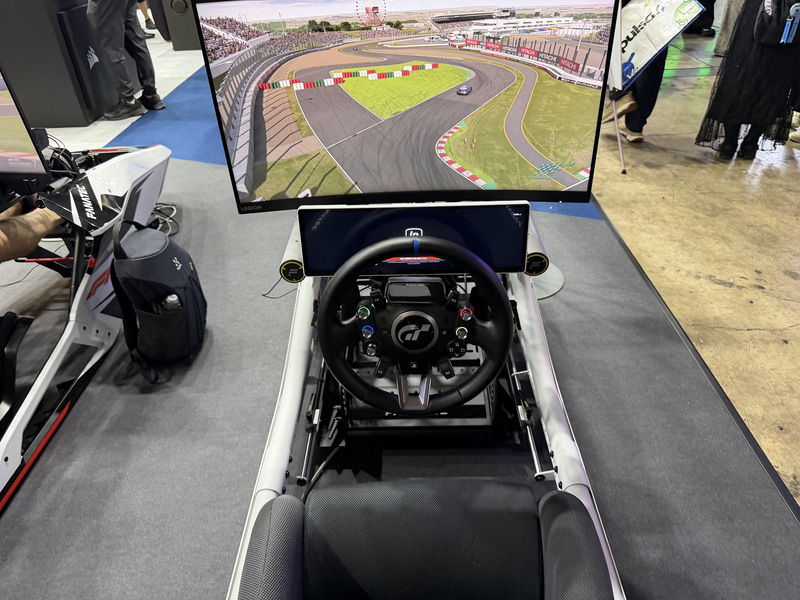 本物のレースカーさながらのコックピットに座ってレーシングゲームを体験できるコーナーが用意されている