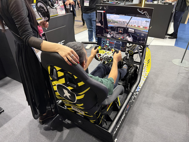 本物のレースカーさながらのコックピットに座ってレーシングゲームを体験できるコーナーが用意されている