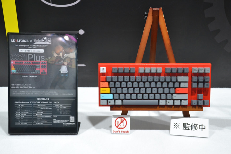 「STEINS;GATE RE:BOOT」とのコラボモデルの2機種。ベースカラーがホワイトのスタンダードモデルは日本語配列、レッドのプレミアムモデルは英語配列を採用。2027年1月下旬より予約受付開始予定
