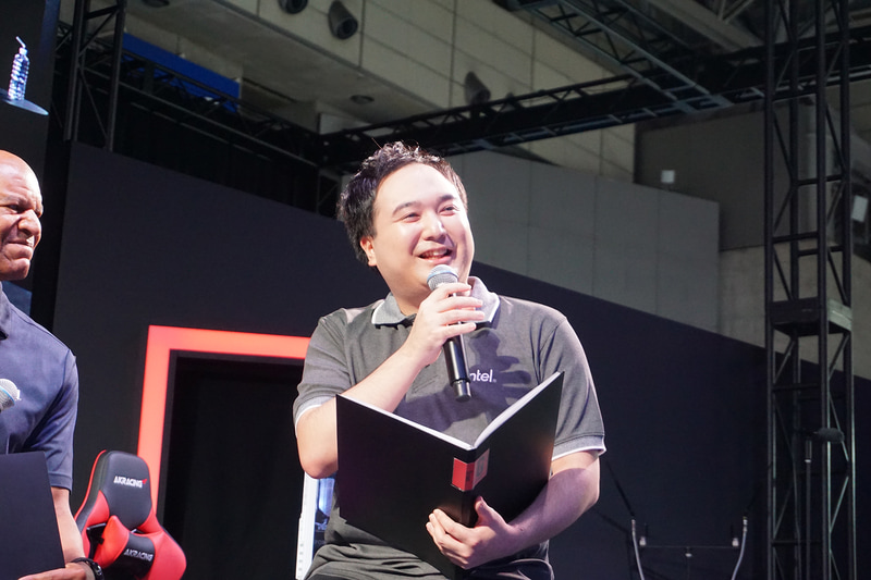 Intelの矢内洋祐氏。「火力は十分です」と、ゲーミングノート向けCPUの処理能力を強調。そのパワーをデスクトップでさらに引き出すのが今回の使い方だと説明した