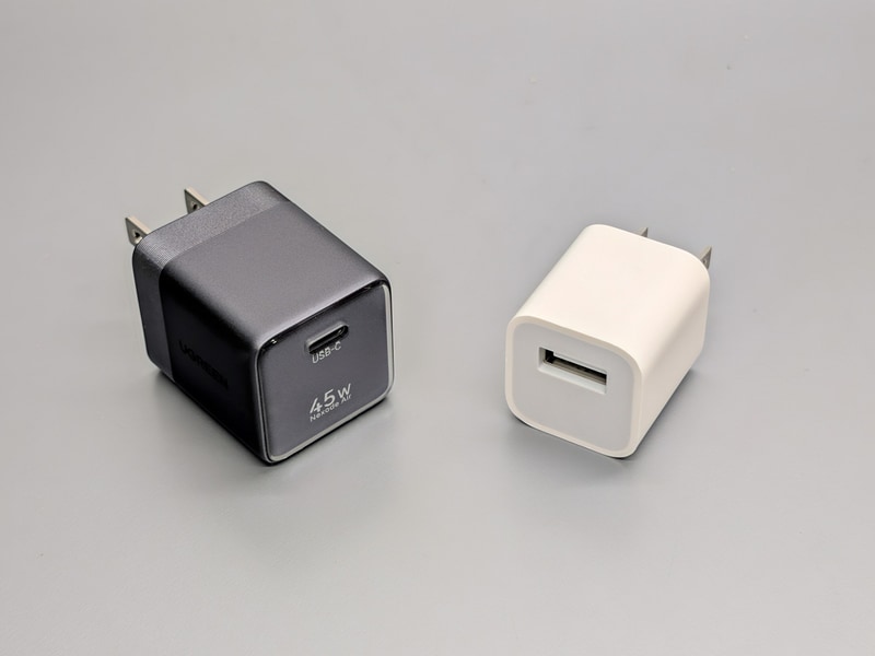 「UGREEN Nexode Air 45W」をApple 5Wアダプタ(右)と並べたところ。発売は2026年5月。実売価格は3,280円だが、たびたびセールにより2,000円台で販売されている