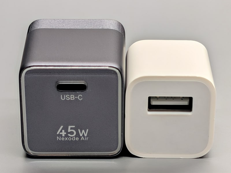 かつてiPhoneに付属していたApple 5Wアダプタ(右)との比較。サイズがひとまわりしか違わないことに驚かされる