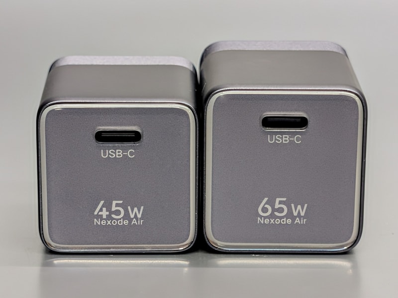 左が本製品、右が65Wモデル。サイズはひとまわり違う程度