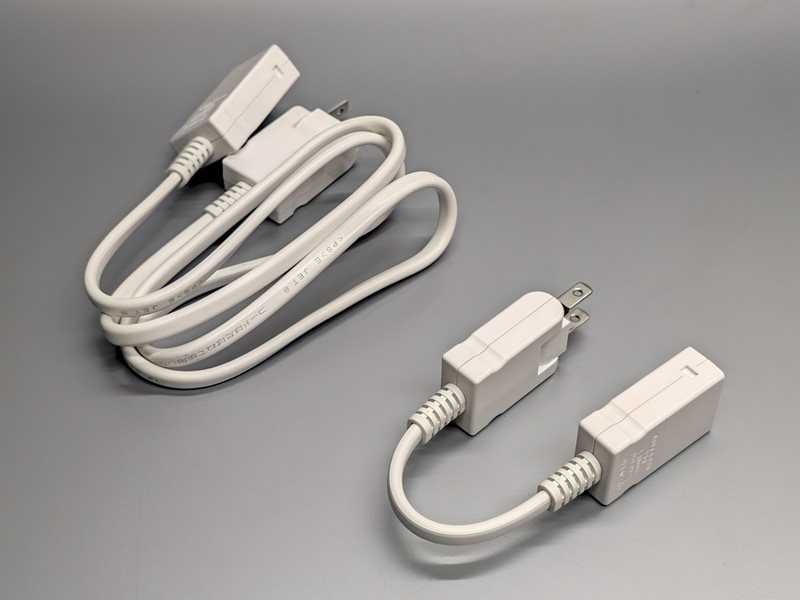 電源ケーブル。製品名は「延長コード」。手前が10cm(MJ-JT04B)、奥が1m(MJ-JT03B)