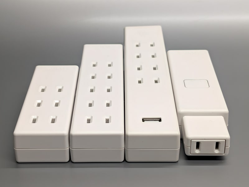 反対側。オン/オフスイッチモジュール(右端)を除き、電源タップ部のさらに先に何らかのモジュールを連結させるジョイントはない