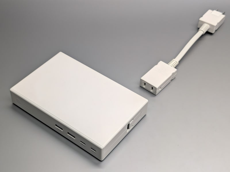 「ポータブルバッテリー20000mAh」。充電器としても利用できる異色の製品。電源ケーブルは本シリーズのケーブル部と互換性がある