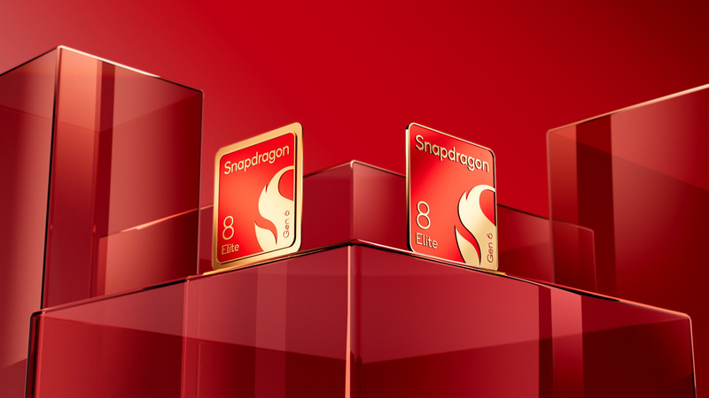Snapdragon 8 Elite Extreme Gen 6(左)とSnapdragon 8 Elite Gen 6。金色の外枠がある方がExtremeのロゴになる(写真提供: Qualcomm)