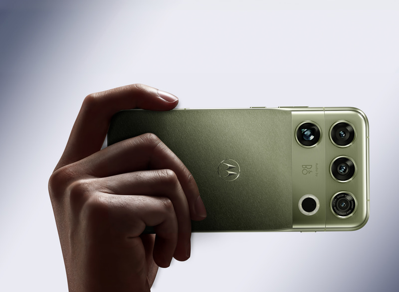 Motorolaのsignature 27の背面、レンズが従来モデルの3眼から4眼になっている(写真提供: Motorola)