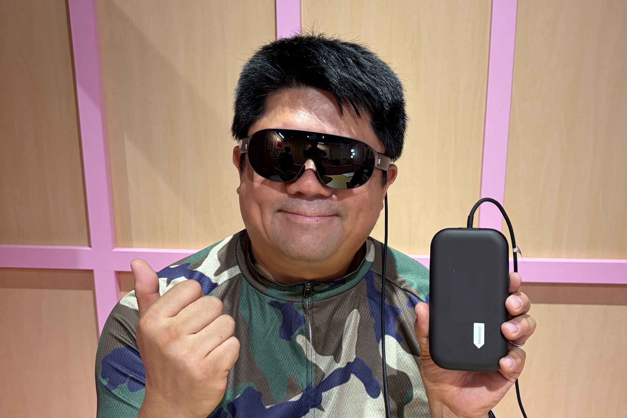 顔の大きい(頭囲64cm)筆者が「Meta VR Glasses」を装着しても、少し大きめのサングラスのようにしか見えない
