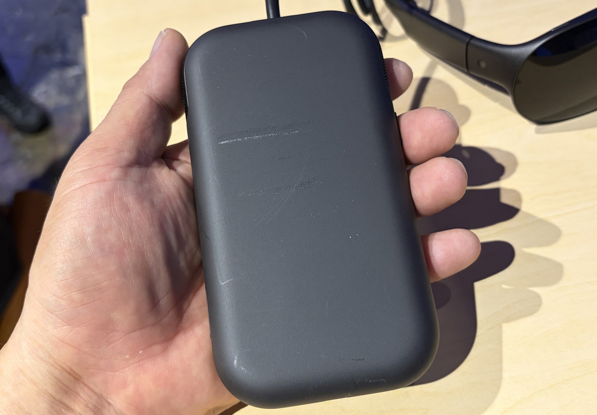 サイズ感や重量感は、20,000mAhのモバイルバッテリ程度だ