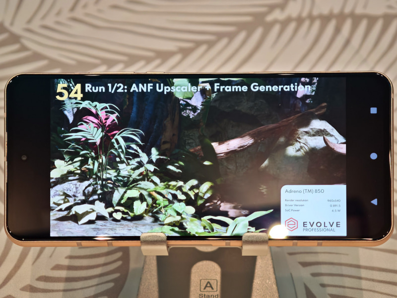 ANFに対応したベンチマーク(Traverse Evolve)を実行しているSnapdragon 8 Elite Extreme Gen 6のリファレンスデザイン機