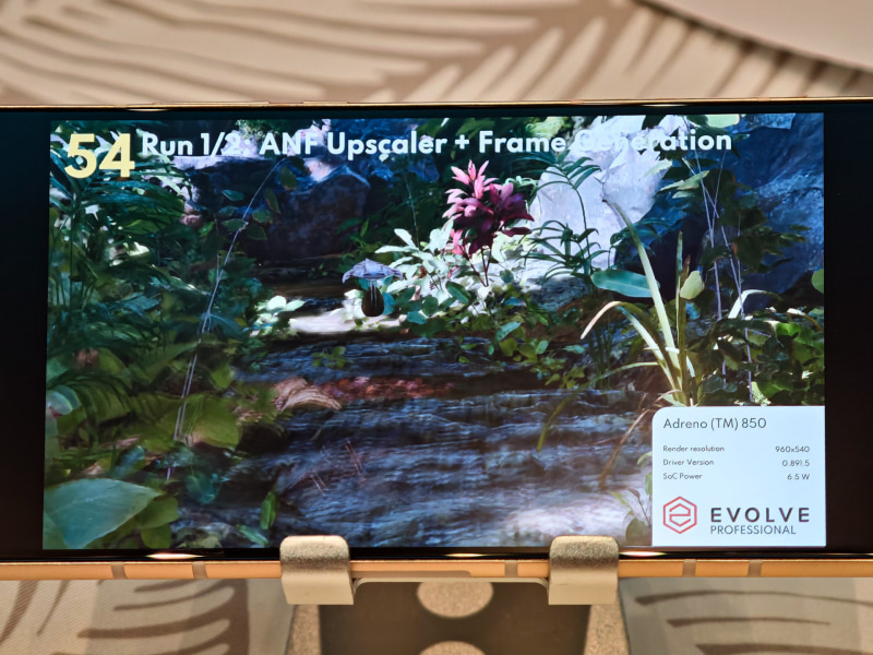 テスト中の様子、アップスケーリング+フレーム生成では54fps