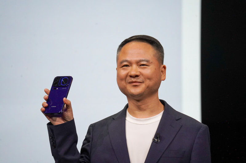 Xiaomi 上級副社長 兼 国際ビジネス開発担当 事業本部長 アダム・ザン氏が手に持つのがXiaomi 18シリーズ